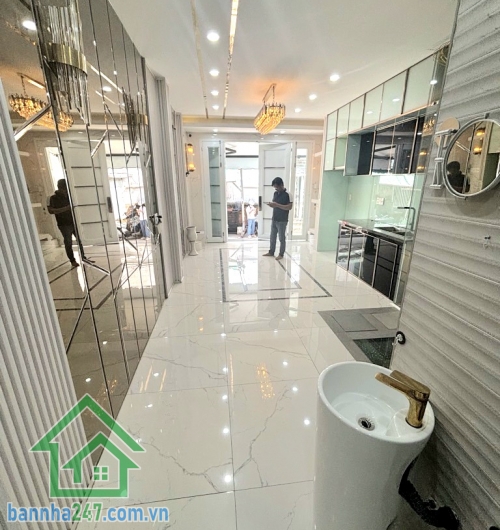 CHỈ 6 TỶ – NHÀ 5 TẦNG KIÊN CỐ – HẺM 5M XE HƠI – P. BÌNH TRỊ ĐÔNG – DT 40M² (4x10) – FULL NỘI THẤT CAO CẤP Vị trí: Hẻm 5m thông, cách mặt tiền 50m, di chuyển AEON Bình Tân chỉ 5 phút. Kết cấu: 1 trệt, 3 lầu, sân thượng. Tổng 3PN, 3WC.