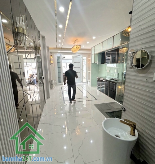 CHỈ 6 TỶ – NHÀ 5 TẦNG KIÊN CỐ – HẺM 5M XE HƠI – P. BÌNH TRỊ ĐÔNG – DT 40M² (4x10) – FULL NỘI THẤT CAO CẤP Vị trí: Hẻm 5m thông, cách mặt tiền 50m, di chuyển AEON Bình Tân chỉ 5 phút. Kết cấu: 1 trệt, 3 lầu, sân thượng. Tổng 3PN, 3WC.