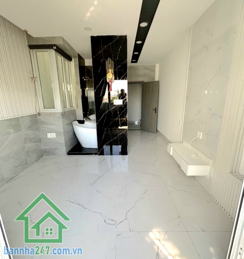 CHỈ 6 TỶ – NHÀ 5 TẦNG KIÊN CỐ – HẺM 5M XE HƠI – P. BÌNH TRỊ ĐÔNG – DT 40M² (4x10) – FULL NỘI THẤT CAO CẤP Vị trí: Hẻm 5m thông, cách mặt tiền 50m, di chuyển AEON Bình Tân chỉ 5 phút. Kết cấu: 1 trệt, 3 lầu, sân thượng. Tổng 3PN, 3WC.