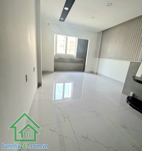 CHỈ 6 TỶ – NHÀ 5 TẦNG KIÊN CỐ – HẺM 5M XE HƠI – P. BÌNH TRỊ ĐÔNG – DT 40M² (4x10) – FULL NỘI THẤT CAO CẤP Vị trí: Hẻm 5m thông, cách mặt tiền 50m, di chuyển AEON Bình Tân chỉ 5 phút. Kết cấu: 1 trệt, 3 lầu, sân thượng. Tổng 3PN, 3WC.
