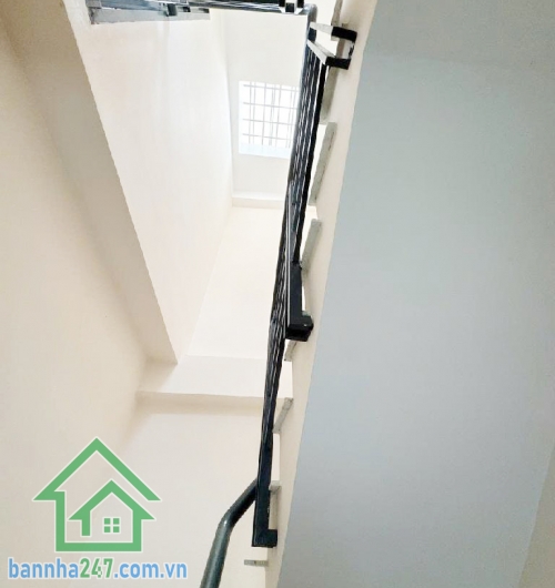 CHỈ HƠN 7 TỶ – CHDV 33M² X 5 TẦNG – DÒNG TIỀN 18-26TR/THÁNG – QUẬN 10, NGAY NGÃ 7 LÝ THÁI TỔ Diện tích: 33m², nở hậu, sổ hồng chính chủ, hoàn công đầy đủ Kết cấu: 1 trệt, 1 lửng, 3 lầu kiên cố  - Công năng: 3PN – 5WC, có thể cải tạo thành 4PN - Hiện đang 