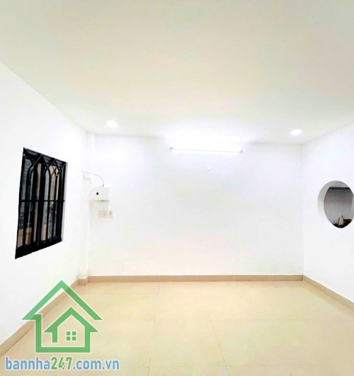 CHỈ 2,7 TỶ – NHÀ 2 TẦNG NGAY TÂY THẠNH – TÂN PHÚ GẦN KCN TÂN BÌNH (500M) – DTCN 24M² – NGANG 4.3M NỞ HẬU 5M Kết cấu: 1 trệt 1 lầu, nhà mới – để trống suốt