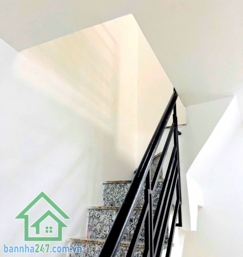 CHỈ 2,7 TỶ – NHÀ 2 TẦNG NGAY TÂY THẠNH – TÂN PHÚ GẦN KCN TÂN BÌNH (500M) – DTCN 24M² – NGANG 4.3M NỞ HẬU 5M Kết cấu: 1 trệt 1 lầu, nhà mới – để trống suốt