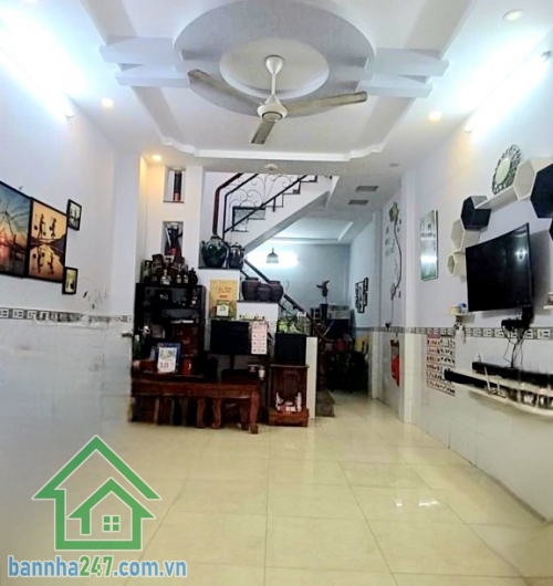 CHỈ 4,5 TỶ – NHÀ ĐẸP HẺM XE TẢI – NGANG 4.5M – GẦN HƯƠNG LỘ 3 – CÁCH AEON MALL TÂN PHÚ VÀI PHÚT! DT: 48m² (4x12m, nở hậu 4.5m), vuông vức phong thủy tốt. Kết cấu: 1 trệt, 1 lầu BTCT kiên cố – 2PN, 2WC, phòng khách, bếp, ban công trước sau. 