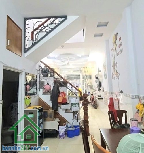 CHỈ 4,5 TỶ – NHÀ ĐẸP HẺM XE TẢI – NGANG 4.5M – GẦN HƯƠNG LỘ 3 – CÁCH AEON MALL TÂN PHÚ VÀI PHÚT! DT: 48m² (4x12m, nở hậu 4.5m), vuông vức phong thủy tốt. Kết cấu: 1 trệt, 1 lầu BTCT kiên cố – 2PN, 2WC, phòng khách, bếp, ban công trước sau. 