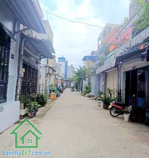 CHỈ 4,5 TỶ – NHÀ ĐẸP HẺM XE TẢI – NGANG 4.5M – GẦN HƯƠNG LỘ 3 – CÁCH AEON MALL TÂN PHÚ VÀI PHÚT! DT: 48m² (4x12m, nở hậu 4.5m), vuông vức phong thủy tốt. Kết cấu: 1 trệt, 1 lầu BTCT kiên cố – 2PN, 2WC, phòng khách, bếp, ban công trước sau. 