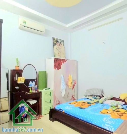 CHỈ 4,5 TỶ – NHÀ ĐẸP HẺM XE TẢI – NGANG 4.5M – GẦN HƯƠNG LỘ 3 – CÁCH AEON MALL TÂN PHÚ VÀI PHÚT! DT: 48m² (4x12m, nở hậu 4.5m), vuông vức phong thủy tốt. Kết cấu: 1 trệt, 1 lầu BTCT kiên cố – 2PN, 2WC, phòng khách, bếp, ban công trước sau. 