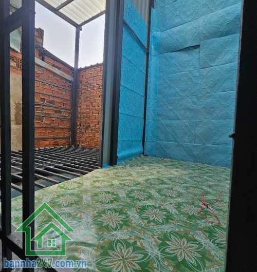 CHỈ 4 TỶ – NHÀ NGAY CHỢ LÊ ĐÌNH CẨN – SÁT KHU TÊN LỬA – HẺM XE HƠI.  DT: 47.6m² (4x12)m – 2 tầng (1 trệt + 1 lửng).  Hẻm xe hơi chạy thông tứ phía, kết nối nhanh Hương Lộ 2 – Mã Lò – Tỉnh Lộ 10.