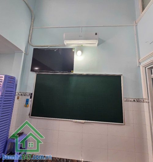 CHỈ 4 TỶ – NHÀ NGAY CHỢ LÊ ĐÌNH CẨN – SÁT KHU TÊN LỬA – HẺM XE HƠI.  DT: 47.6m² (4x12)m – 2 tầng (1 trệt + 1 lửng).  Hẻm xe hơi chạy thông tứ phía, kết nối nhanh Hương Lộ 2 – Mã Lò – Tỉnh Lộ 10.