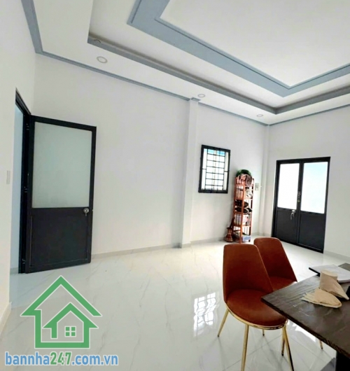 CHỈ 5,8 TỶ – NHÀ NGAY NGUYỄN SƠN – HẺM XE HƠI THÔNG – 62M² – HOÀN CÔNG ĐỦ - 2PN – 2WC * Diện tích: 4,8 x 13m – 62m² * Kết cấu: 2 tầng * Công năng: 2PN – 2WC