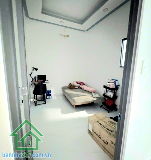 CHỈ 5,8 TỶ – NHÀ NGAY NGUYỄN SƠN – HẺM XE HƠI THÔNG – 62M² – HOÀN CÔNG ĐỦ - 2PN – 2WC * Diện tích: 4,8 x 13m – 62m² * Kết cấu: 2 tầng * Công năng: 2PN – 2WC