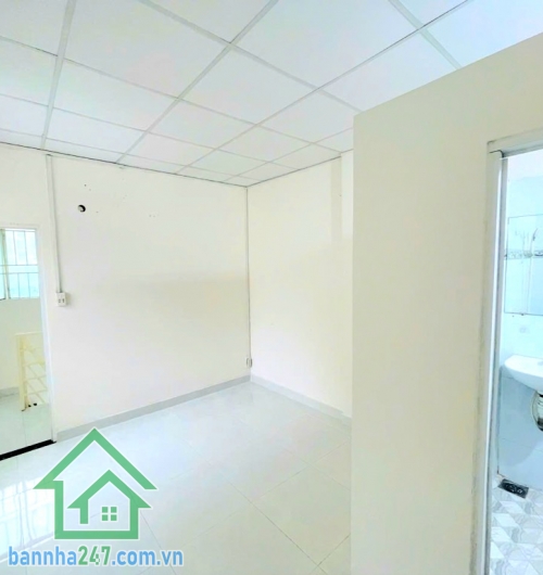 CHỈ 3,1 TỶ – NHÀ 3 TẦNG – 21M² – SỔ VUÔNG A4 – PHỐ ẨM THỰC, CHỢ HOA HỒ THỊ KỶ  Diện tích: 21m² (3.5x6)m – Kết cấu: trệt, 2 lầu kiên cố. Ngay trung tâm Phố Ẩm thực, Chợ Hoa Hồ Thị Kỷ Q 10