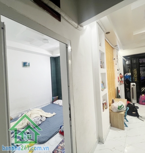 CHỈ 6,3 TỶ – HẺM 3 GÁC – NGAY LĂNG CHA CẢ – 45M2 – 2 TẦNG – NỞ HẬU 6M – GẦN MẶT TIỀN – 3PN – 2WC Diện tích: 45m2 (3.2 x 9m), nở hậu 6m Kết cấu: 1 trệt 1 lầu. 3 PN, 2 WC (có phòng ngủ tầng trệt)