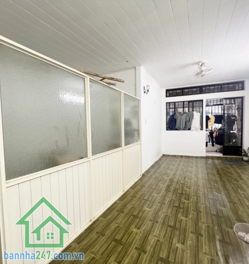 CHỈ 6,3 TỶ – HẺM 3 GÁC – NGAY LĂNG CHA CẢ – 45M2 – 2 TẦNG – NỞ HẬU 6M – GẦN MẶT TIỀN – 3PN – 2WC Diện tích: 45m2 (3.2 x 9m), nở hậu 6m Kết cấu: 1 trệt 1 lầu. 3 PN, 2 WC (có phòng ngủ tầng trệt)