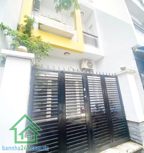 CHỈ 5,599 TỶ - NHÀ 2 TẦNG BTCT – HẺM XE HƠI – SÁT CHỢ TÂN HƯƠNG – CHỈ CÁCH MẶT TIỀN 10M Diện tích: 40m2 vuông vức. Kết cấu: 1 trệt 1 lầu BTCT, gồm 2PN - 2WC