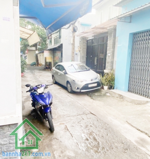 CHỈ 5,599 TỶ - NHÀ 2 TẦNG BTCT – HẺM XE HƠI – SÁT CHỢ TÂN HƯƠNG – CHỈ CÁCH MẶT TIỀN 10M Diện tích: 40m2 vuông vức. Kết cấu: 1 trệt 1 lầu BTCT, gồm 2PN - 2WC