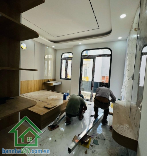 SIÊU PHẨM LÔ GÓC – NHÀ MỚI CHUẨN CHÂU ÂU – XE HƠI NGỦ TRONG NHÀ – CHỈ 10.3 TỶ * DT: 60m² (4x15m), ngang 4m vuông vức * Kết cấu 5 tầng: 1 trệt, 1 lửng, 2 lầu, sân thượng.
