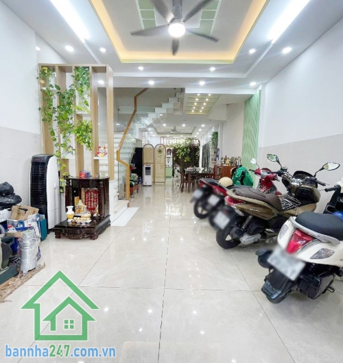 CHỈ 13,5 TỶ – MTKD ĐƯỜNG 10M - LỀ 3M - KHU VIP TÊN LỬA – NGANG 5M – 3 TẦNG – 4PN - 5WC  Diện tích chuẩn ngang 5m, đường 10m có lề 3m, thuận tiện đậu xe Kết cấu 1 trệt, 2 lầu, gồm 4 phòng ngủ rộng rãi.