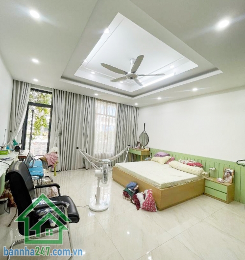 CHỈ 13,5 TỶ – MTKD ĐƯỜNG 10M - LỀ 3M - KHU VIP TÊN LỬA – NGANG 5M – 3 TẦNG – 4PN - 5WC  Diện tích chuẩn ngang 5m, đường 10m có lề 3m, thuận tiện đậu xe Kết cấu 1 trệt, 2 lầu, gồm 4 phòng ngủ rộng rãi.