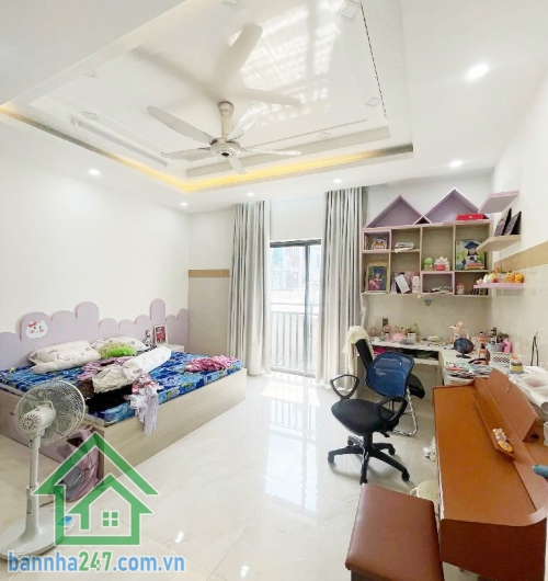 CHỈ 13,5 TỶ – MTKD ĐƯỜNG 10M - LỀ 3M - KHU VIP TÊN LỬA – NGANG 5M – 3 TẦNG – 4PN - 5WC  Diện tích chuẩn ngang 5m, đường 10m có lề 3m, thuận tiện đậu xe Kết cấu 1 trệt, 2 lầu, gồm 4 phòng ngủ rộng rãi.