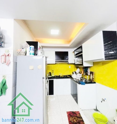 CHỈ 6,1 TỶ - HẺM Ô TÔ – PHAN HUY ÍCH – NHÀ 3 TẦNG BTCT – 45M² (5x9m) – 4PN – 3WC – SỔ RIÊNG Vị trí siêu tiện: Chỉ vài bước chân ra mặt tiền Phan Huy Ích, di chuyển cực nhanh đến nhà ga T3 – sân bay Tân Sơn Nhất, BV, trường học, trung tâm thương mại Thiso 