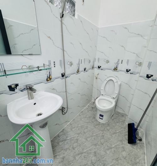 NHỈNH 4 TỶ - BÁN NHÀ MỚI 2 TẦNG – DT 36M² – 2PN – 2WC – TẶNG FULL NỘI THẤT DT: 4 x 9m, sổ vuông A4, công nhận đủ. Kết cấu: 2 tầng mới, 2PN, 2WC, sân để xe máy. Hẻm 3 gác.