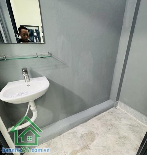 NHỈNH 4 TỶ - BÁN NHÀ MỚI 2 TẦNG – DT 36M² – 2PN – 2WC – TẶNG FULL NỘI THẤT DT: 4 x 9m, sổ vuông A4, công nhận đủ. Kết cấu: 2 tầng mới, 2PN, 2WC, sân để xe máy. Hẻm 3 gác.