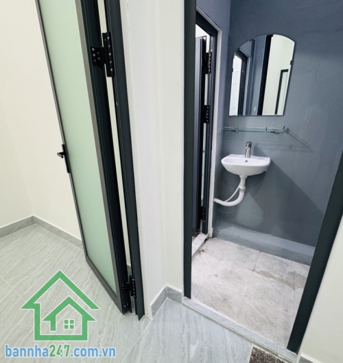 NHỈNH 4 TỶ - BÁN NHÀ MỚI 2 TẦNG – DT 36M² – 2PN – 2WC – TẶNG FULL NỘI THẤT DT: 4 x 9m, sổ vuông A4, công nhận đủ. Kết cấu: 2 tầng mới, 2PN, 2WC, sân để xe máy. Hẻm 3 gác.