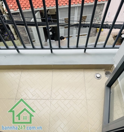 NHỈNH 4 TỶ - BÁN NHÀ MỚI 2 TẦNG – DT 36M² – 2PN – 2WC – TẶNG FULL NỘI THẤT DT: 4 x 9m, sổ vuông A4, công nhận đủ. Kết cấu: 2 tầng mới, 2PN, 2WC, sân để xe máy. Hẻm 3 gác.
