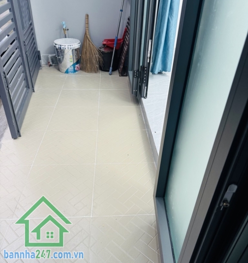 NHỈNH 4 TỶ - BÁN NHÀ MỚI 2 TẦNG – DT 36M² – 2PN – 2WC – TẶNG FULL NỘI THẤT DT: 4 x 9m, sổ vuông A4, công nhận đủ. Kết cấu: 2 tầng mới, 2PN, 2WC, sân để xe máy. Hẻm 3 gác.