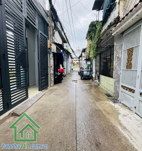 NHỈNH 4 TỶ - BÁN NHÀ MỚI 2 TẦNG – DT 36M² – 2PN – 2WC – TẶNG FULL NỘI THẤT DT: 4 x 9m, sổ vuông A4, công nhận đủ. Kết cấu: 2 tầng mới, 2PN, 2WC, sân để xe máy. Hẻm 3 gác.