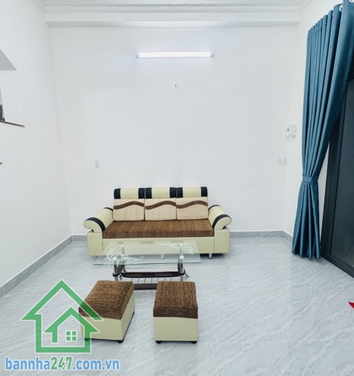 NHỈNH 4 TỶ - BÁN NHÀ MỚI 2 TẦNG – DT 36M² – 2PN – 2WC – TẶNG FULL NỘI THẤT DT: 4 x 9m, sổ vuông A4, công nhận đủ. Kết cấu: 2 tầng mới, 2PN, 2WC, sân để xe máy. Hẻm 3 gác.