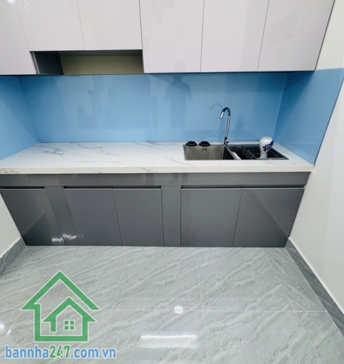 NHỈNH 4 TỶ - BÁN NHÀ MỚI 2 TẦNG – DT 36M² – 2PN – 2WC – TẶNG FULL NỘI THẤT DT: 4 x 9m, sổ vuông A4, công nhận đủ. Kết cấu: 2 tầng mới, 2PN, 2WC, sân để xe máy. Hẻm 3 gác.