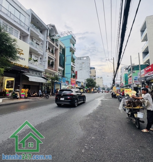 NHỈNH 4 TỶ - BÁN NHÀ MỚI 2 TẦNG – DT 36M² – 2PN – 2WC – TẶNG FULL NỘI THẤT DT: 4 x 9m, sổ vuông A4, công nhận đủ. Kết cấu: 2 tầng mới, 2PN, 2WC, sân để xe máy. Hẻm 3 gác.