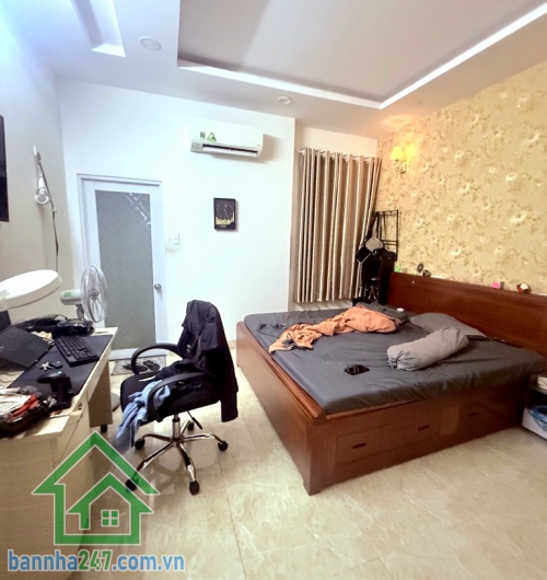 CHỈ 6,4 TỶ – BÁN NHÀ HXH LÊ VĂN QUỚI – 60M2 – 4 TẦNG – 4PN – 5WC Diện tích: 4 x 15m (công nhận 60m2)Kết cấu: 1 trệt, 2 lầu, sân thượng – 4PN, 5WC khép kín.