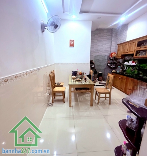 CHỈ 6,4 TỶ – BÁN NHÀ HXH LÊ VĂN QUỚI – 60M2 – 4 TẦNG – 4PN – 5WC Diện tích: 4 x 15m (công nhận 60m2)Kết cấu: 1 trệt, 2 lầu, sân thượng – 4PN, 5WC khép kín.