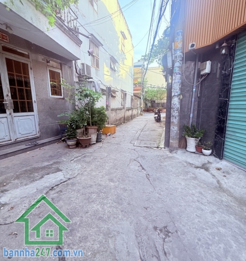 CHỈ 3,2 TỶ – NHÀ 4 TẦNG HẺM XE HƠI TÂN THẮNG – SÁT AEON TÂN PHÚ * DT: 16m² (4 x 4.2), DTSD: 64m² * Kết cấu: 1 trệt 2 lầu, sân thượng – gồm 2PN, 2WC * Hẻm xe hơi thông. 