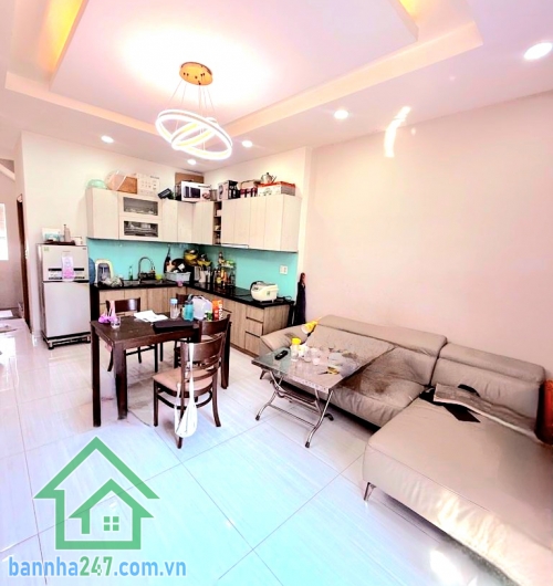 CHỈ 12,9 TỶ – MTKD NGUYỄN SƠN - TRUNG TÂM TÂN PHÚ – 5 TẦNG - 42M² (4,2X10) – 3PN – 4WC * Diện tích: 4,2 x 10m – 42m² * Kết cấu: 1 trệt 3 lầu sân thượng * Công năng: 3PN – 4WC – phòng khách – phòng thờ Mặt tiền Nguyễn Sơn, kinh doanh sầm uất