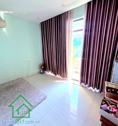 CHỈ 12,9 TỶ – MTKD NGUYỄN SƠN - TRUNG TÂM TÂN PHÚ – 5 TẦNG - 42M² (4,2X10) – 3PN – 4WC * Diện tích: 4,2 x 10m – 42m² * Kết cấu: 1 trệt 3 lầu sân thượng * Công năng: 3PN – 4WC – phòng khách – phòng thờ Mặt tiền Nguyễn Sơn, kinh doanh sầm uất
