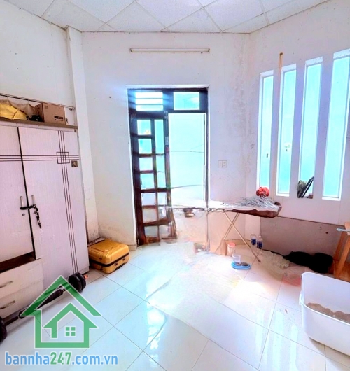 CHỈ 7,2 TỶ – HXH LUỸ BÁN BÍCH – NGAY THOẠI NGỌC HẦU – 64m² – 2 TẦNG – 4PN – 3WC Diện tích: 3.85 x 16m – 64m² Kết cấu: 1 trệt 1 lầu – 4PN, 3WC Hẻm xe tải – thông tứ hướng, di chuyển cực thuận tiện. Vị trí vàng: sát chợ, trường học, bệnh viện, UBND