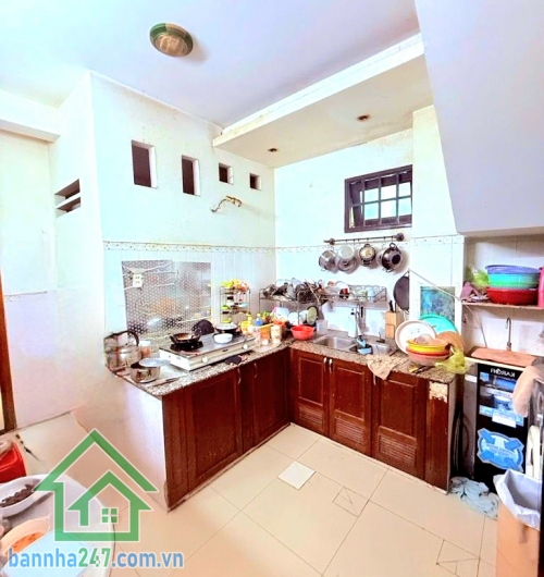 CHỈ 7,2 TỶ – HXH LUỸ BÁN BÍCH – NGAY THOẠI NGỌC HẦU – 64m² – 2 TẦNG – 4PN – 3WC Diện tích: 3.85 x 16m – 64m² Kết cấu: 1 trệt 1 lầu – 4PN, 3WC Hẻm xe tải – thông tứ hướng, di chuyển cực thuận tiện. Vị trí vàng: sát chợ, trường học, bệnh viện, UBND