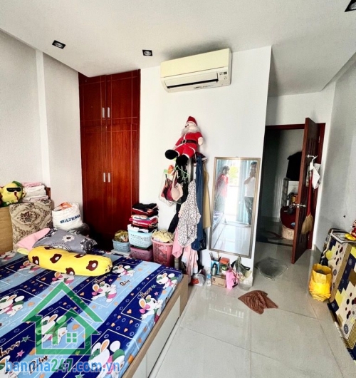 CHỈ 5,7 TỶ – SIÊU PHẨM 5 TẦNG BỜ BAO TÂN THẮNG - NGAY AEON MALL TÂN PHÚ – NHÀ MỚI Ở LIỀN - 4PN – 3WC Diện tích: 4,2 x 8,3m – 35m² Kết cấu: 1 trệt + 1 lửng + 3 3 lầu – 5 tầng BTCT. Công năng: 4PN – 3WC – phòng khách – bếp – giếng trời. Ban công + sân thượn