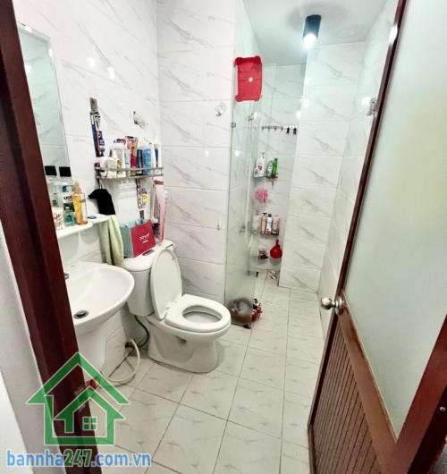 CHỈ 5,7 TỶ – SIÊU PHẨM 5 TẦNG BỜ BAO TÂN THẮNG - NGAY AEON MALL TÂN PHÚ – NHÀ MỚI Ở LIỀN - 4PN – 3WC Diện tích: 4,2 x 8,3m – 35m² Kết cấu: 1 trệt + 1 lửng + 3 3 lầu – 5 tầng BTCT. Công năng: 4PN – 3WC – phòng khách – bếp – giếng trời. Ban công + sân thượn