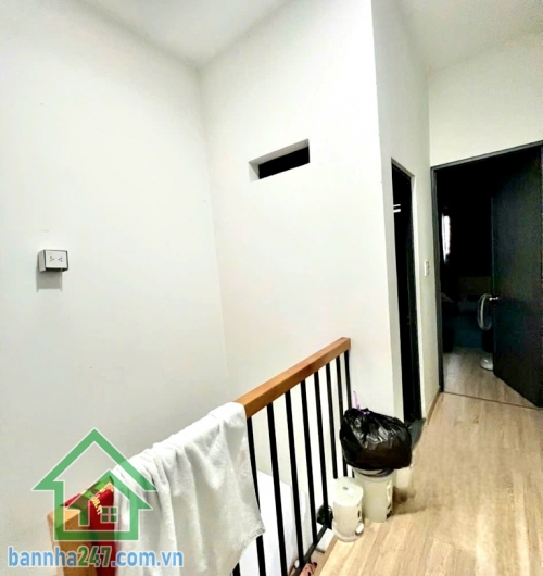NHÀ NGỘP NGÂN HÀNG – FULL NỘI THẤT – VƯỜN LÀI, TÂN PHÚ - CHỈ 4,38 TỶ * Diện tích: 2.7 x 13m (31m²) – 1 trệt 1 lầu, gồm 2PN – 2WC, phòng khách, bếp, ban công thoáng mát
