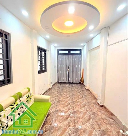 CHỈ 4,5 TỶ - PHẠM VĂN HAI – TÂN BÌNH – NHÀ 3 MẶT HẺM CỰC THOÁNG – 2PN, 2WC DT: 31m², kết cấu 1 trệt 1 lầu, gồm 2PN, 2WC, nhà mới, dọn vào ở ngay. Nhà 3 mặt hẻm