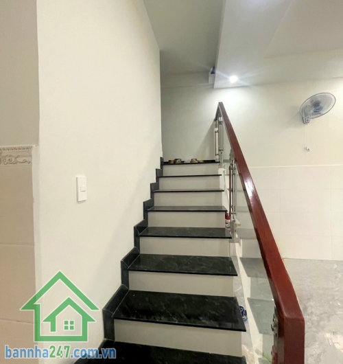 CHỈ 8,4 TỶ – NHÀ 2 TẦNG HẺM XE HƠI – HOÀNG VĂN THỤ, PHƯỜNG 4 TÂN BÌNH – KHU VIP GẦN SÂN BAY! Vị trí: Trung tâm Phường 4, Tân Bình, hẻm xe hơi 4 chỗ tới tận nhà.