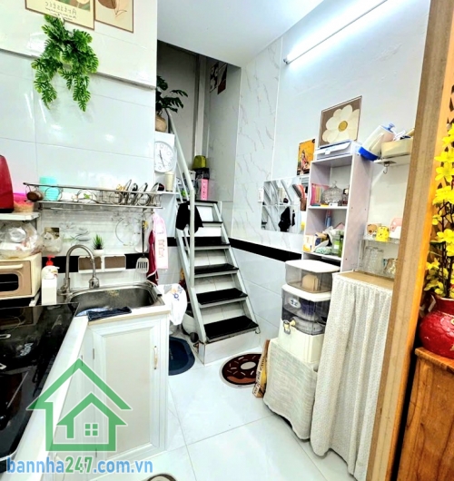 CHỈ 3,05 TỶ - NHÀ NHỎ XINH - HẺM XE TẢI - SÁT MẶT TIỀN ĐỘI CUNG, Q11 - 16M² - 2 TẦNG - 2PN - 2WC  Địa chỉ: Đội Cung, P.11, Q.11  DT: 2.4m x 6.7m – vuông vức.