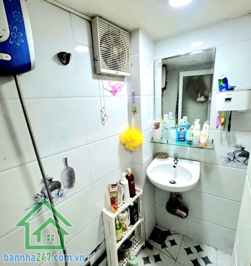 CHỈ 3,05 TỶ - NHÀ NHỎ XINH - HẺM XE TẢI - SÁT MẶT TIỀN ĐỘI CUNG, Q11 - 16M² - 2 TẦNG - 2PN - 2WC  Địa chỉ: Đội Cung, P.11, Q.11  DT: 2.4m x 6.7m – vuông vức.