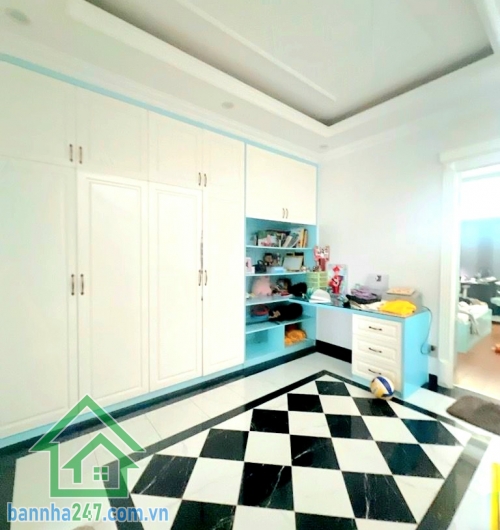 CHỈ 9,7 TỶ TL – KHU VIP TÂN PHÚ – HẺM XE TẢI 6M – 77.5M² – NHÀ MỚI 4 TẦNG – FULL NỘI THẤT CAO CẤP * DT: 5.25 × 15m = 77.5m² * Kết cấu: 1 trệt – 2 lầu – sân thượng.