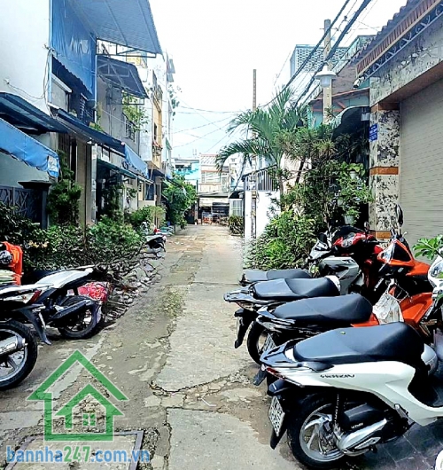 CHỈ 4,7 TỶ (TL) – HẺM 5M - BÌNH TRỊ ĐÔNG A – GIÁ TỐT - 2 PN – 2 WC – Ở NGAY Diện tích: 4m x 10m Kết cấu: 1 trệt + 1 lầu 2 PN – 2 WC, bố trí hợp lý ✔ Gần chợ Bình Trị Đông
